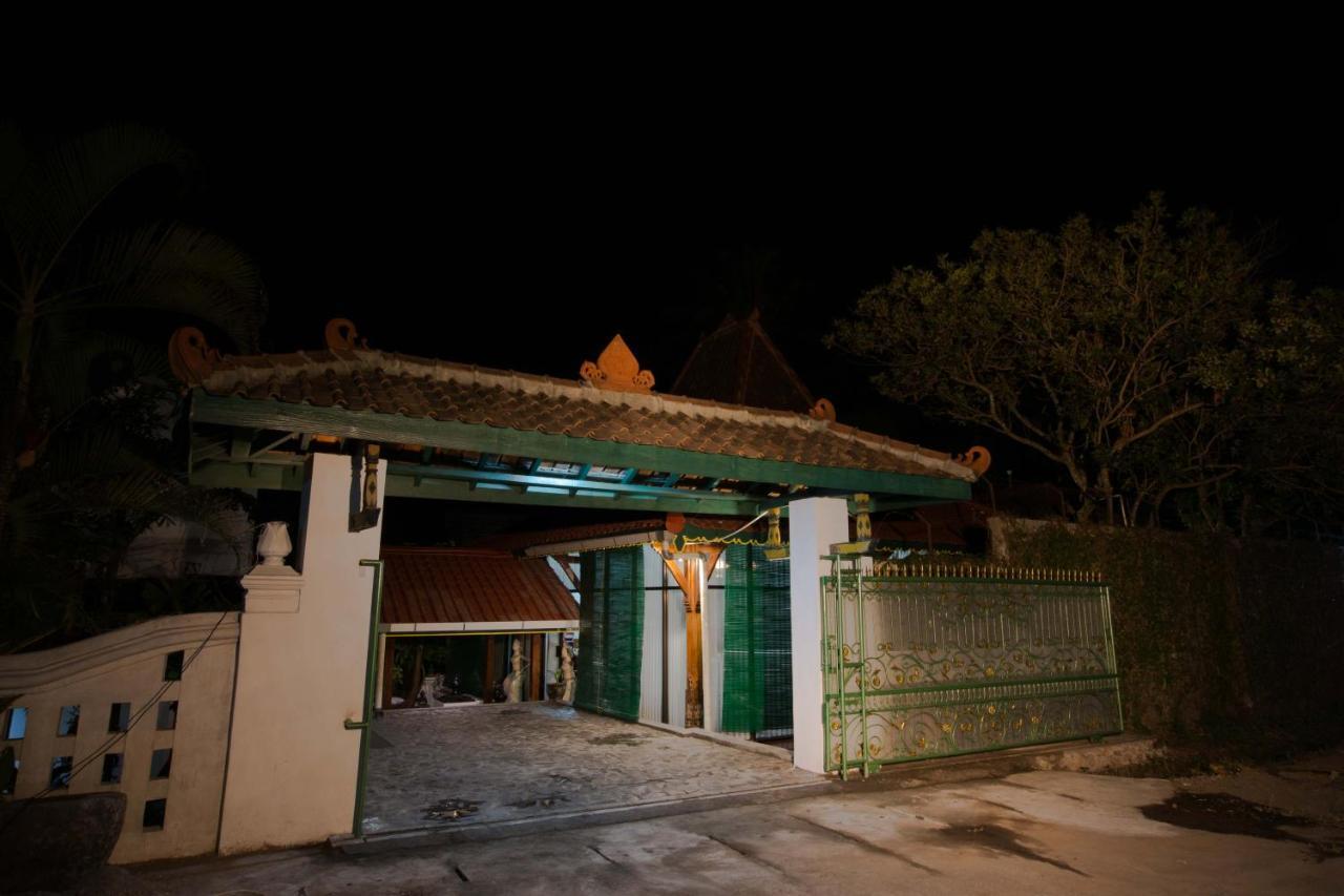 Joglo Yudhistira Villa Sleman  Exterior photo